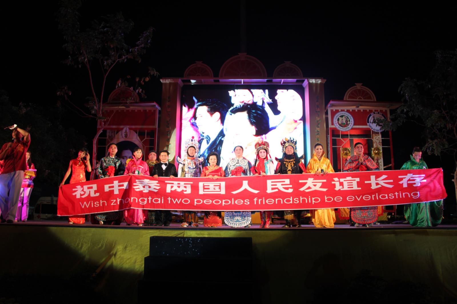 31春苗杂技团在泰国演出.jpg