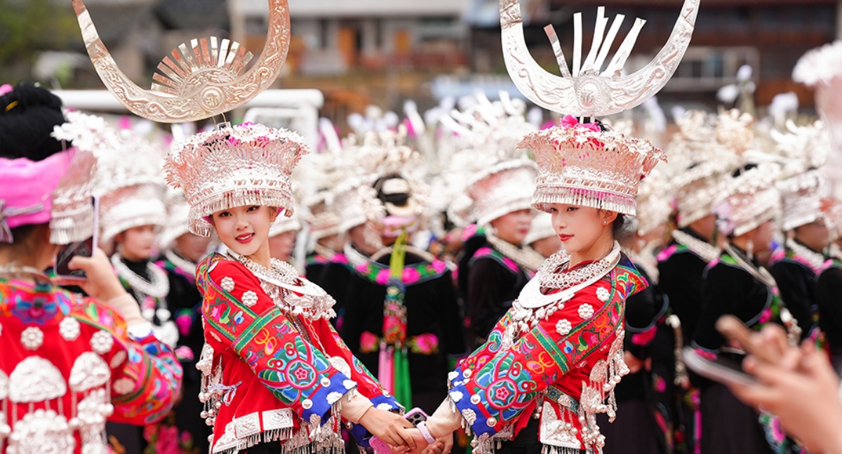 贵州雷山：盛装巡游庆苗年